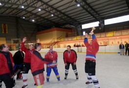 Naši vyhráli Vánoční amatérský turnaj v ledním hokeji v Poličce - foto č. 25
