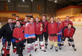Naši vyhráli Vánoční amatérský turnaj v ledním hokeji v Poličce - foto č. 1