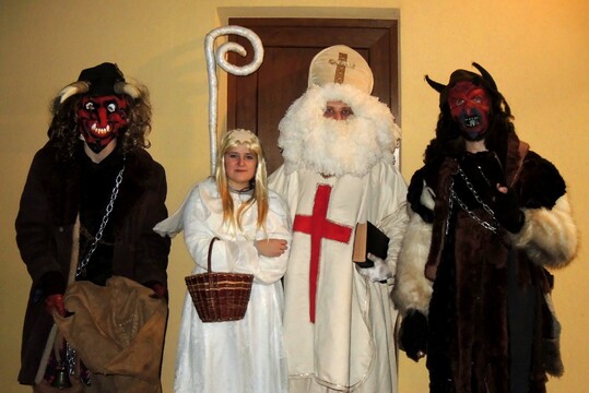 Mikuláš, anděl a čerti navštívili děti v Pusté Kamenici, koronaviru navzdory