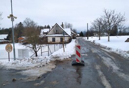 Upozornění pro řidiče - poškození kanalizační šachty u Peci - foto č. 4