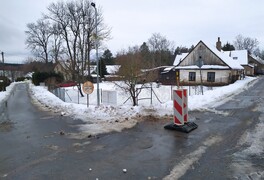 Upozornění pro řidiče - poškození kanalizační šachty u Peci - foto č. 5