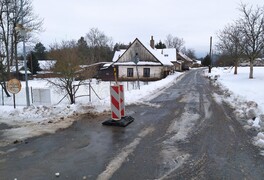 Upozornění pro řidiče - poškození kanalizační šachty u Peci - foto č. 6