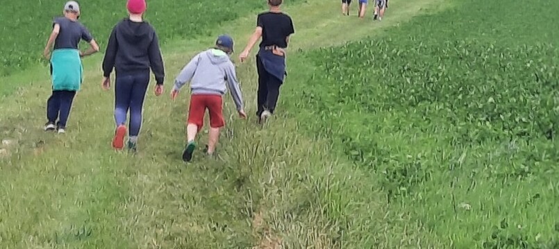 Pěší výlet ke skále a společné stanování