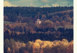 Fotografie kostela sv. Anny a Hápova javoru - říjen 2025 - foto č. 1