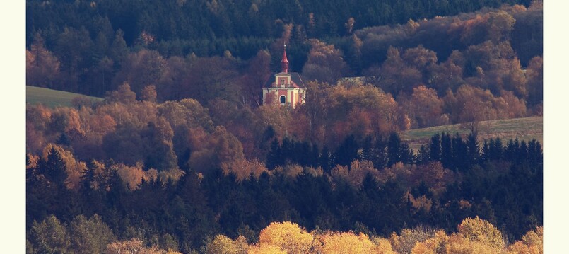 Fotografie kostela sv. Anny a Hápova javoru - říjen 2025