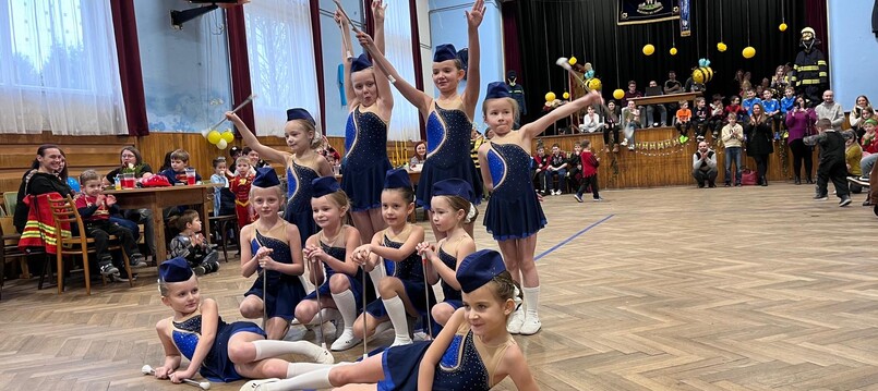 Mažoretky začátečnice na karnevale v Krouně