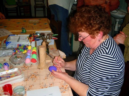 Seniorky se učily malovat kraslice