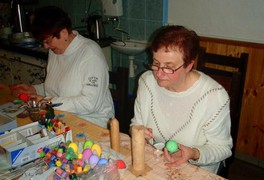 Seniorky se učily malovat kraslice - foto č. 2
