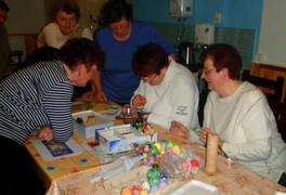 Seniorky se učily malovat kraslice - foto č. 4