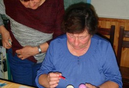 Seniorky se učily malovat kraslice - foto č. 8