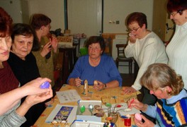 Seniorky se učily malovat kraslice - foto č. 13