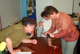 Seniorky se učily malovat kraslice - foto č. 14